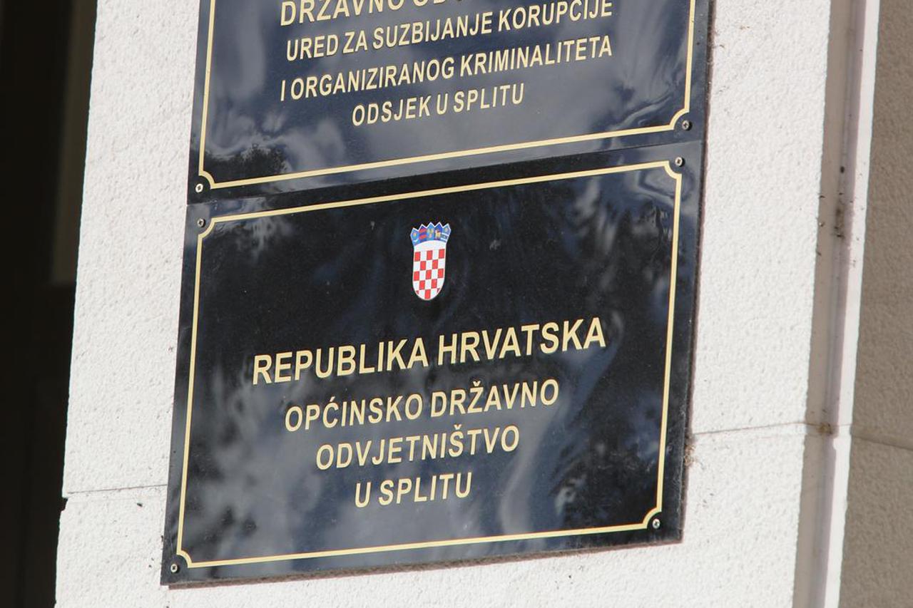 Natpisi ustanova na zgradi Županijskog suda u Splitu