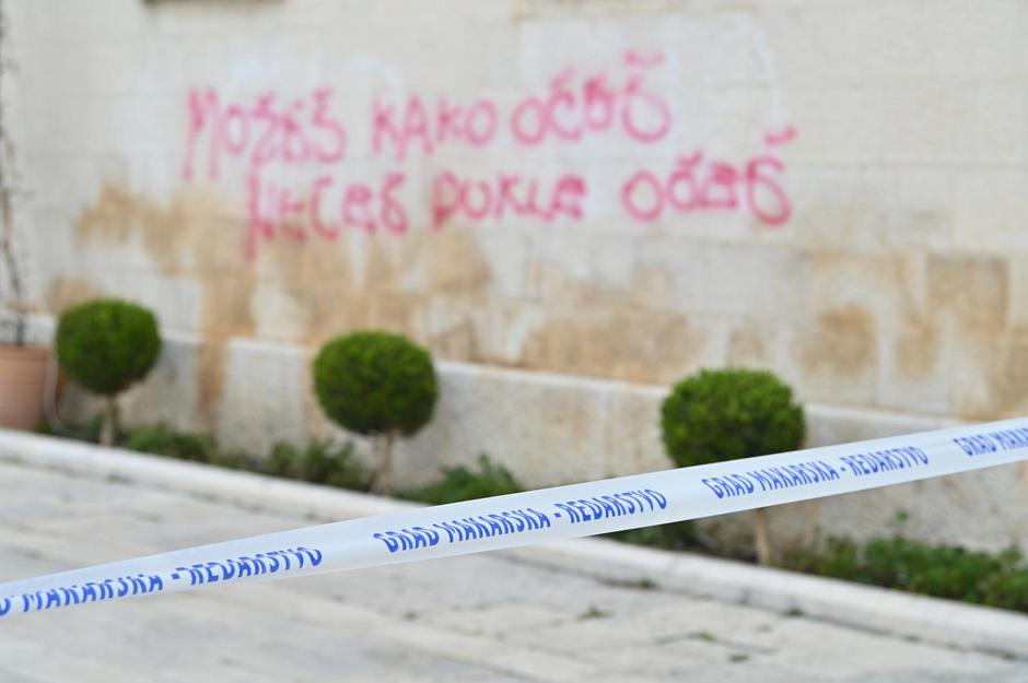 Uklanjanje grafita uvredljivog sadržaja na zgradi Grada Makarske