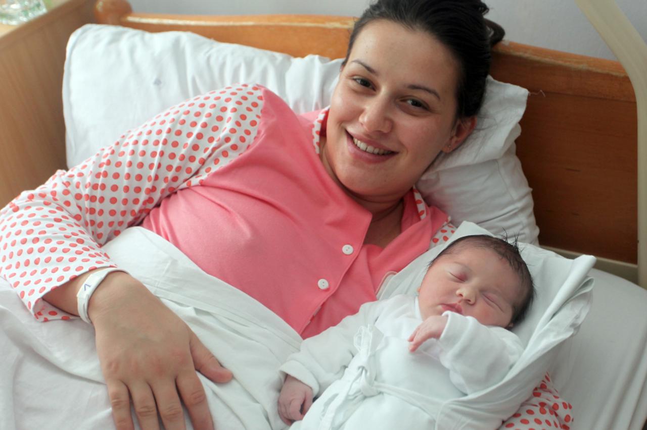 prva ovogodišnja beba Petra Tadić 