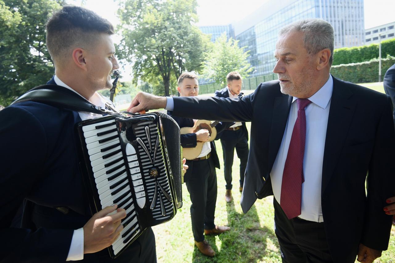 Zagreb: Milan Bandić harmonikašima dao 200 kuna i kroz harmoniku provukao karticu