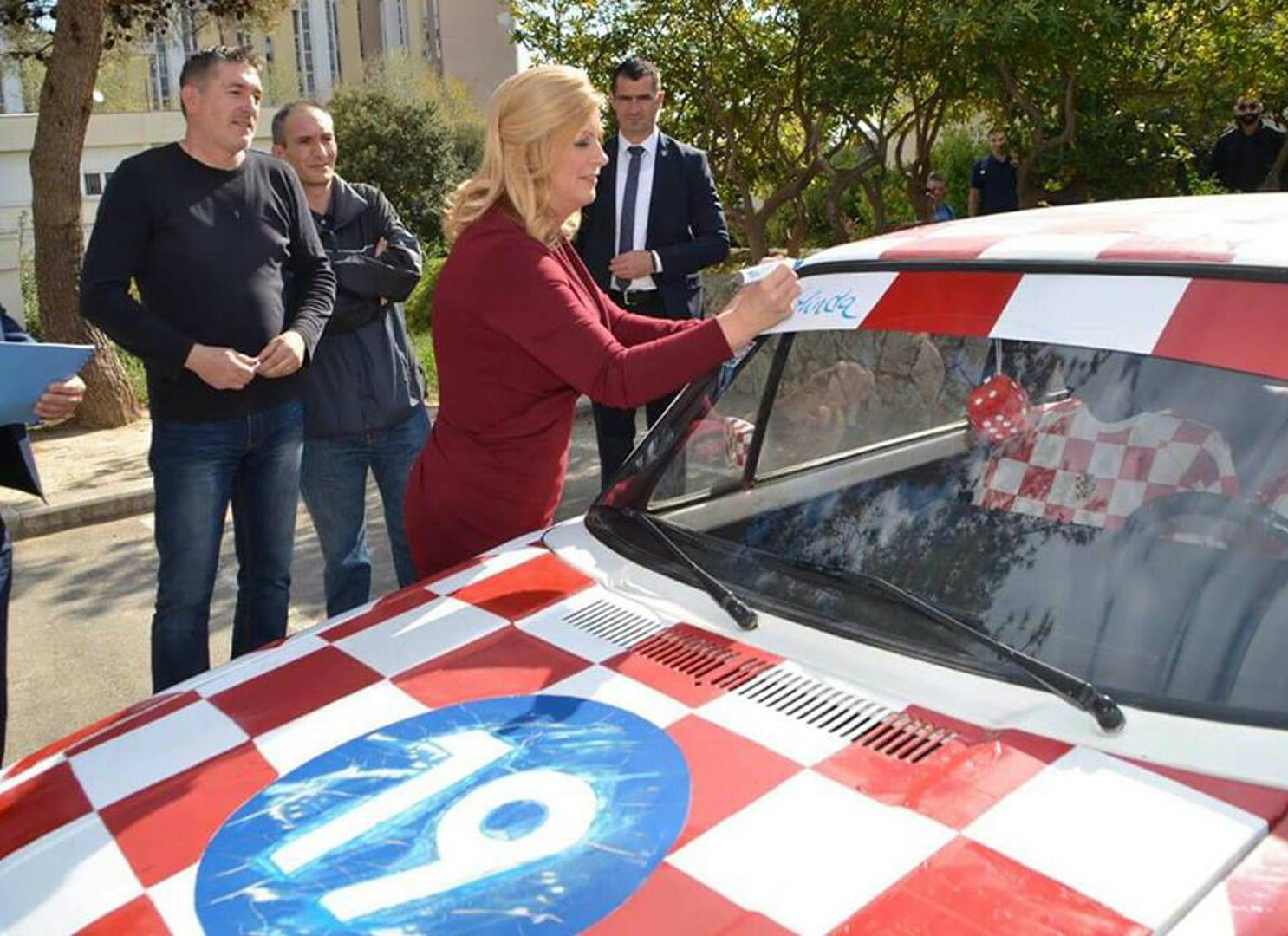 Svojedobno je svojim potpisom automobil ukrasila i predsjednica RH Kolinda Grabar-Kitarović.