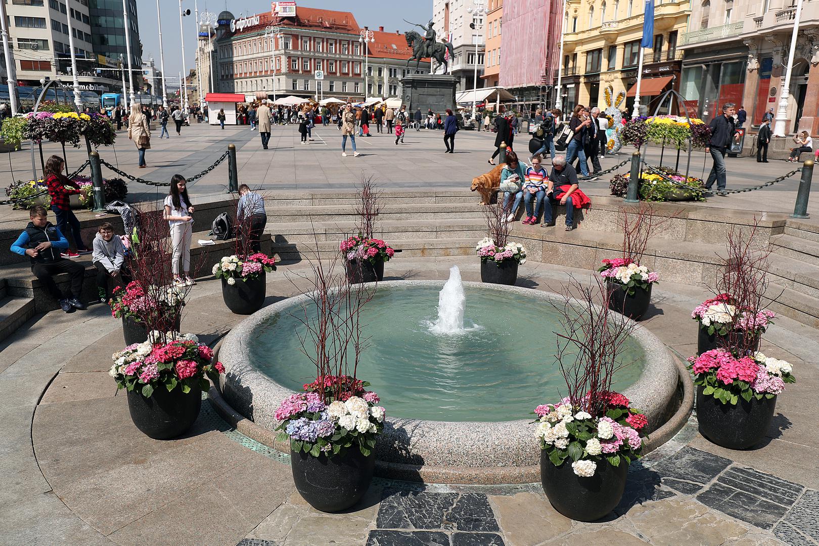 Oko najpoznatije zagrebačke fontane Manduševac postavljeno je prekrasno proljetno cvijeće.