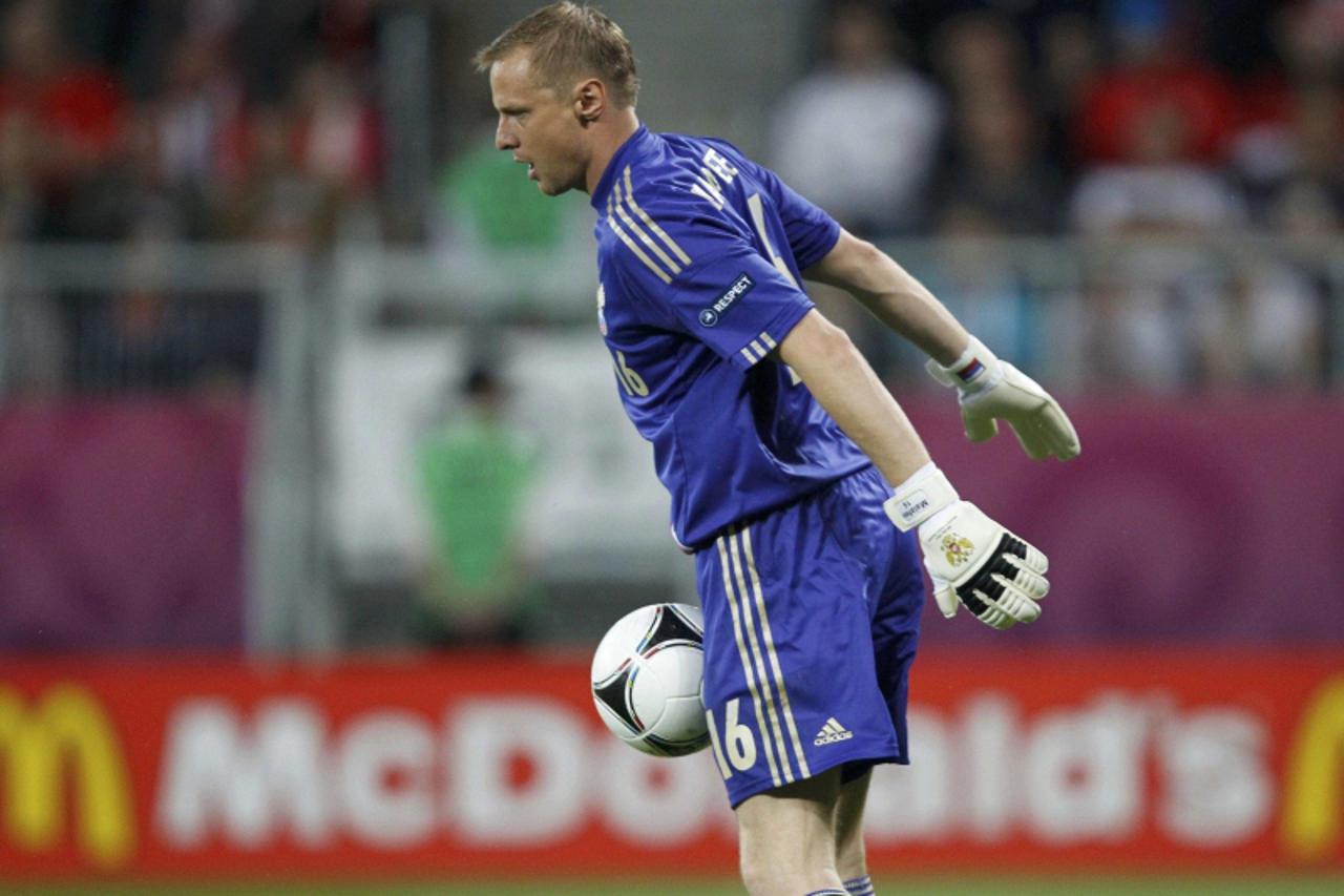 'Russia\'s goalkeeper Vyacheslav Malafeev controls the ball during their Group A Euro 2012 soccer match against Czech Republic at the city stadium in Wroclaw June 8, 2012.            REUTERS/Kacper Pe