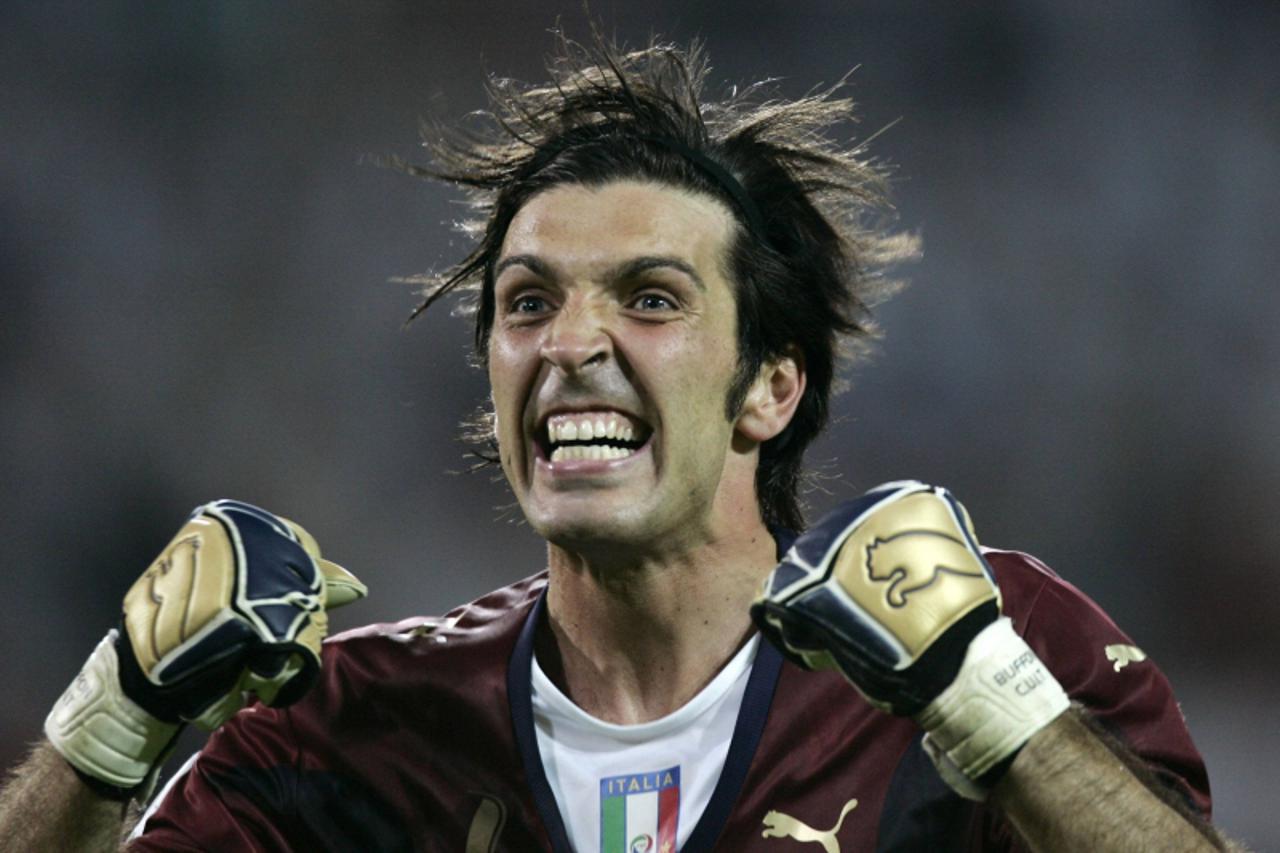 \'Italy\'s Gianluigi Buffon celebrates after their World Cup 2006 semi-final soccer match against Germany in Dortmund July 4, 2006.  FIFA RESTRICTION - NO MOBILE USE    REUTERS/Tony Gentile (GERMANY)\