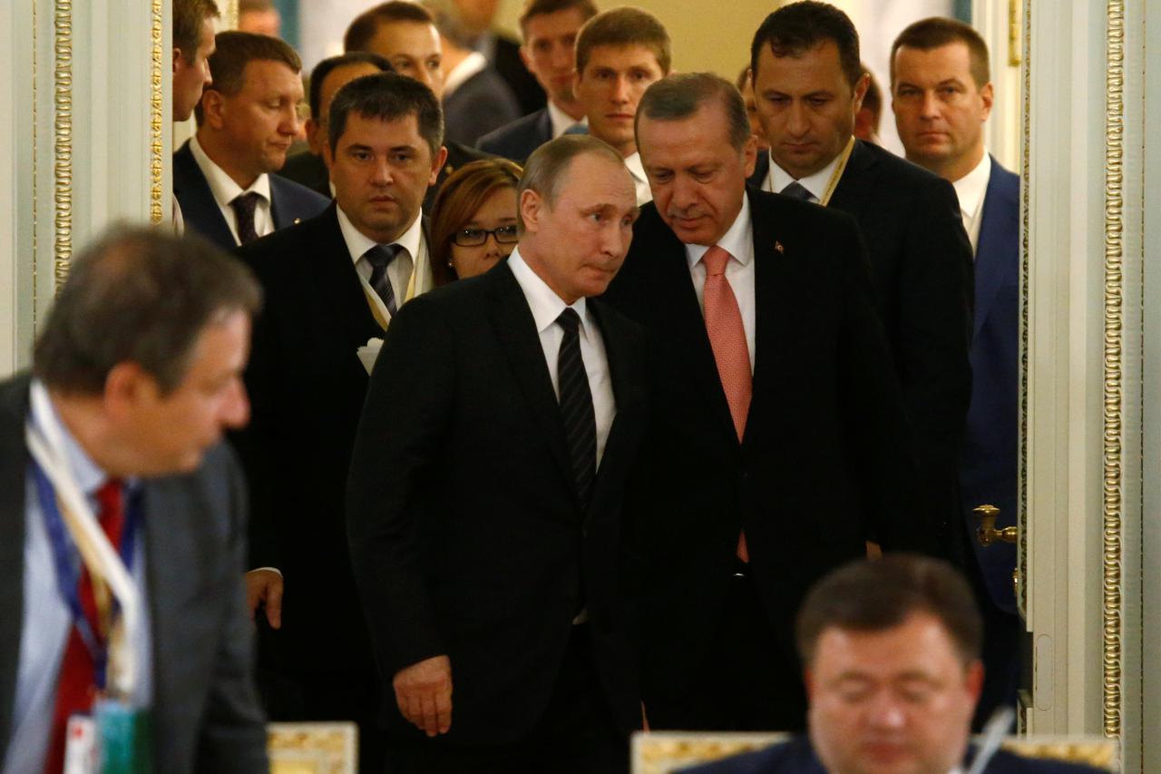 Russian President Vladimir Putin and Turkish President Tayyip Erdogan enter a hall during a meeting with Russian and Turkish entrepreneurs at the Konstantinovsky Palace in St. Petersburg, Russia, August 9, 2016.  REUTERS/Sergei Karpukhin