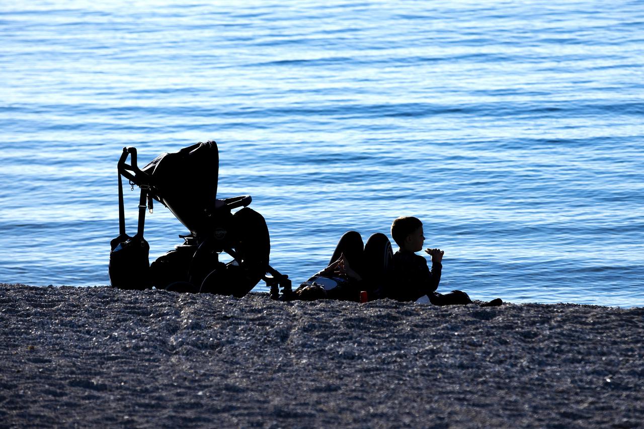 Split: Mlade obitelji i umirovljenici u šetnji plažom Žnjan