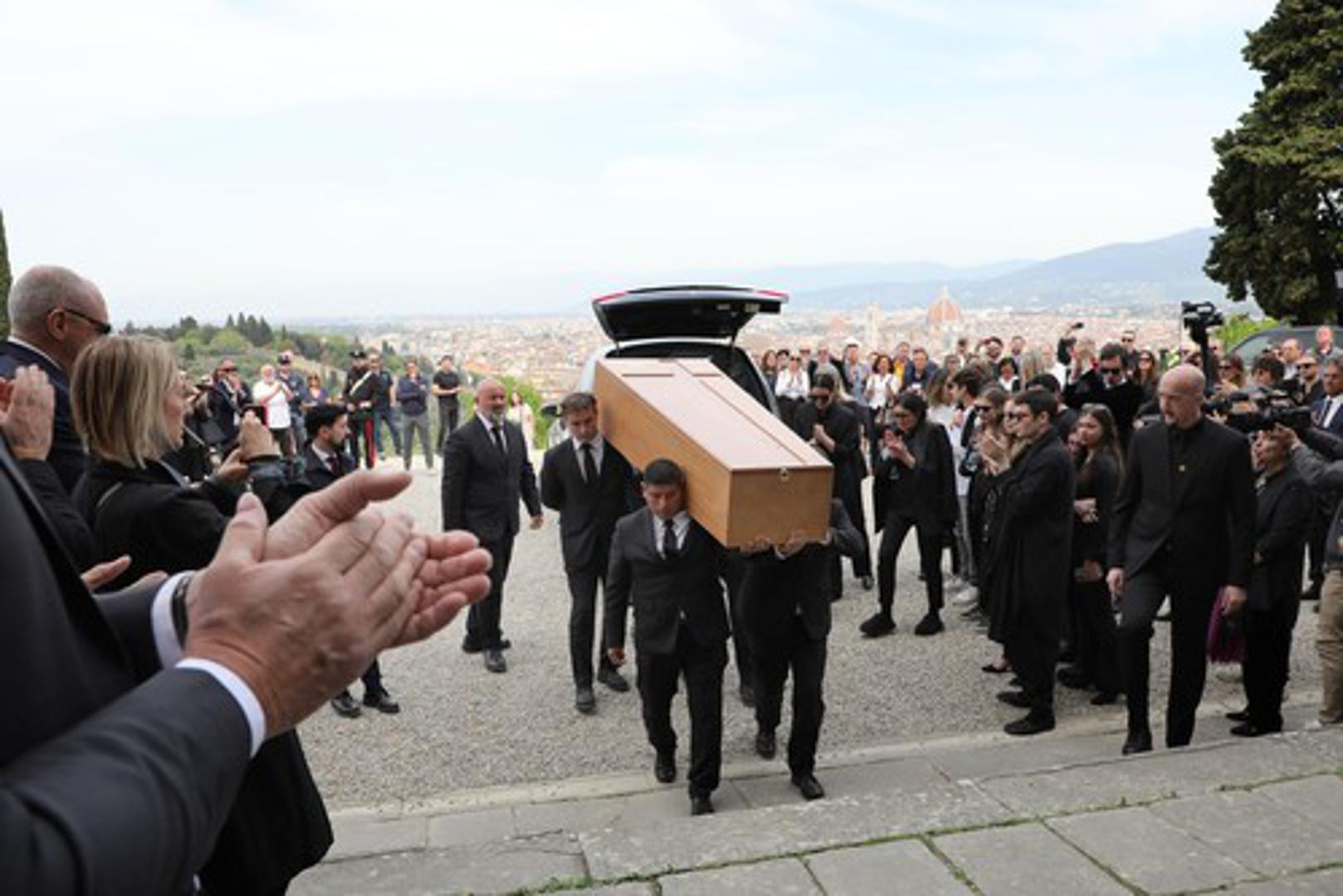 U bazilici San Miniato al Monte danas je pokopan Roberto Cavalli, slavni dizajner koji je preminuo u 83. godini života. 
