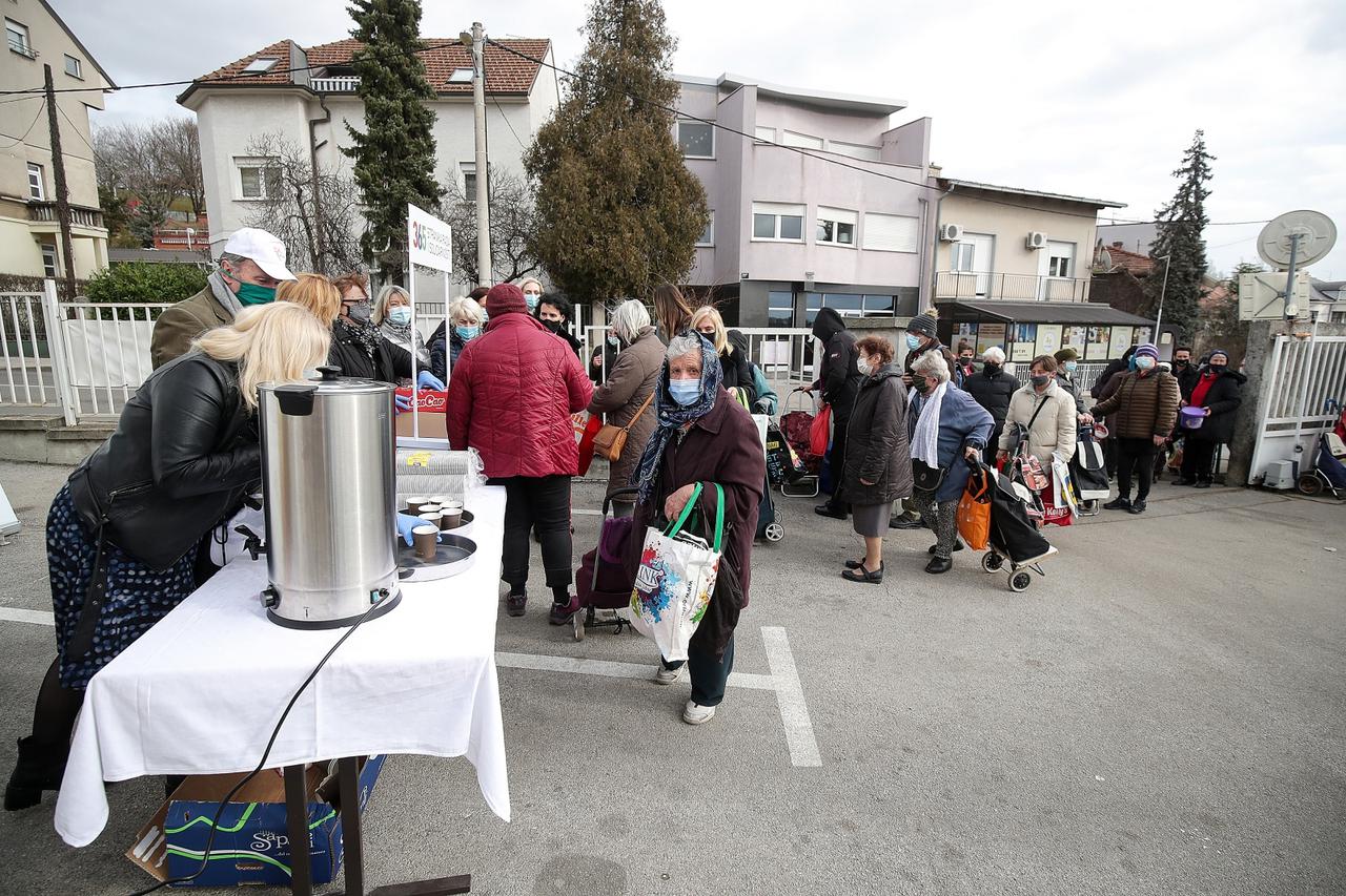 Zagreb: Stranke rada i solidarnosti korisnicima pučke kuhinje dijelila kuhano vino, čaj i kolačiće