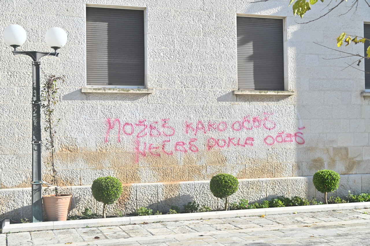 Makarska: Tijekom noći osvanuli uvredljivi natpisi na zgradi grada Makarske i SDP Makarska