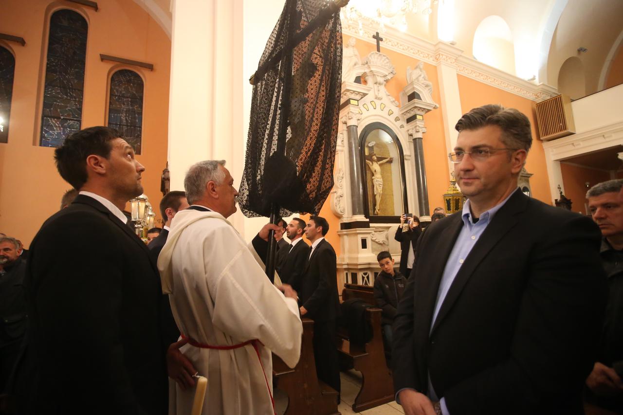 Vrbanj: Premijer Plenković sudjelovao u procesiji Za križem