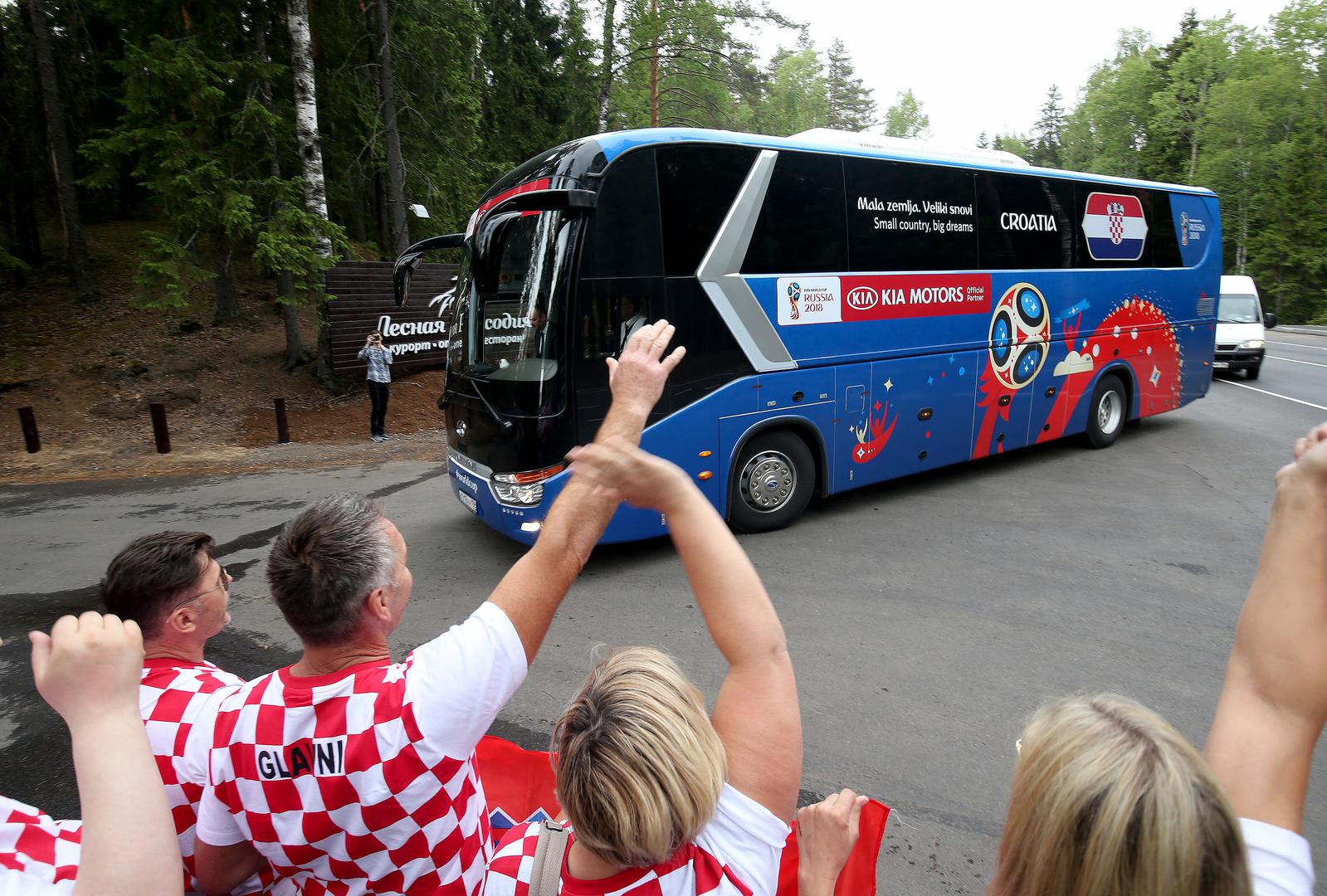 Hrvatska nogometna reprezentacija doputovala je u hotelski kompleks "Šumska rapsodija", u mjestu Iličevo u Zelenogorsku, 60-ak kilometara od Sankt Peterburga, koji će biti dom vatrenih za vrijeme SP-a u Rusiji