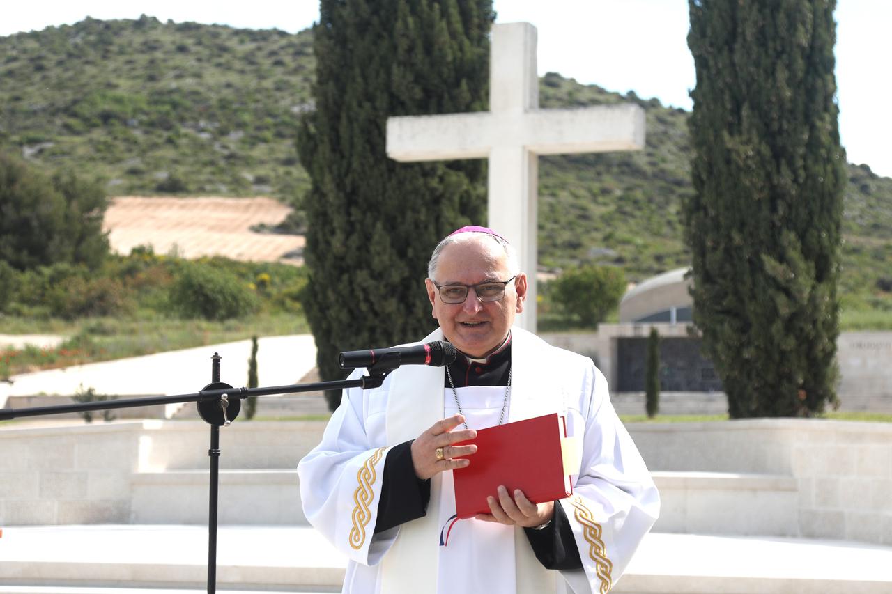 Šibeniski biskup mons. Tomislav Rogić blagoslovio novi križ na gradskom groblju Kvanj