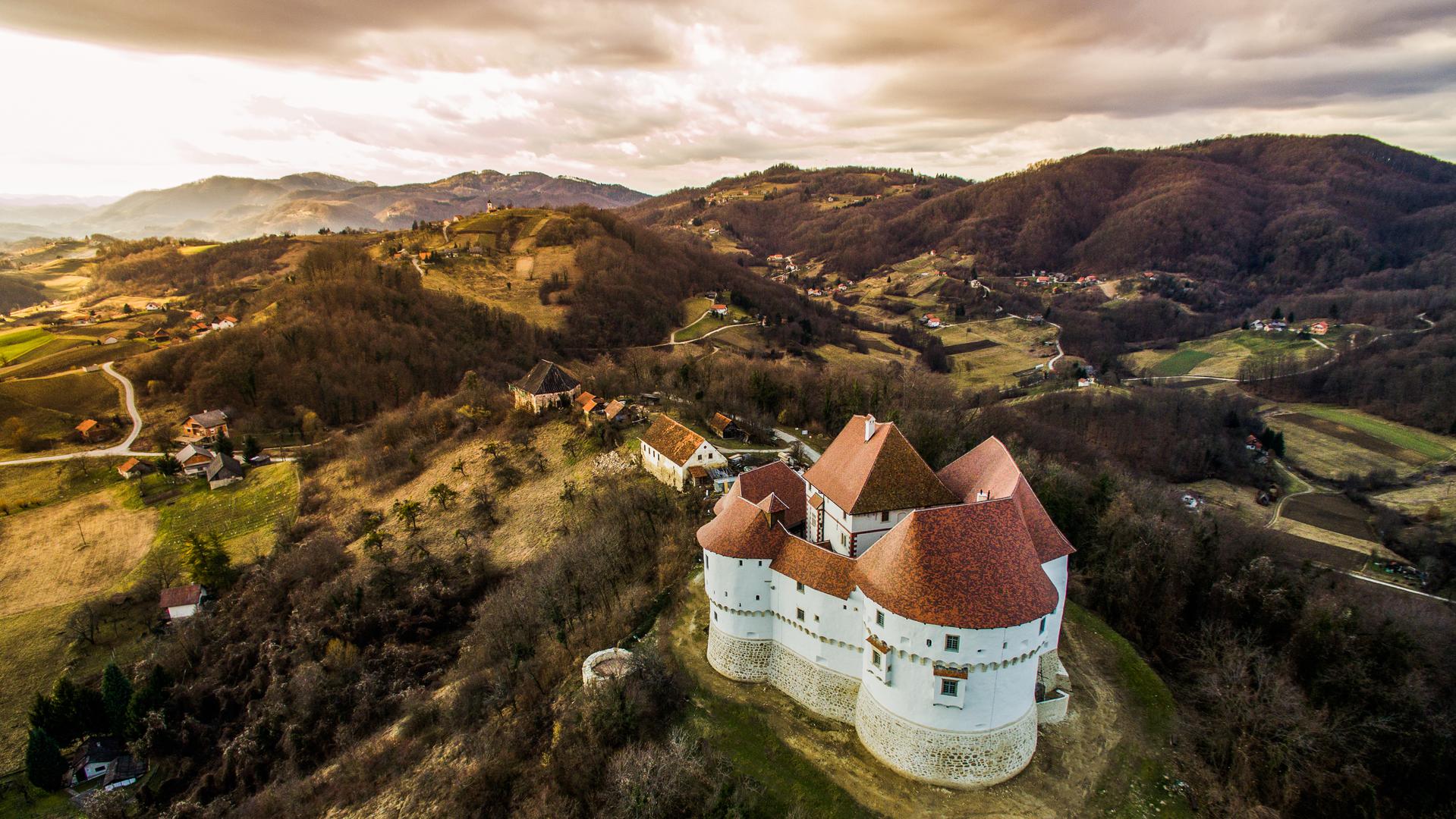 Dvorac Veliki Tabor stoji na 333 metara nadmorske visine već više od petsto godina, a pogled s njegovih zidina pruža se i do Slovenije. Najdulje je njime gospodarila obitelj Rattkay, a živio je tamo i slikar Oton Iveković