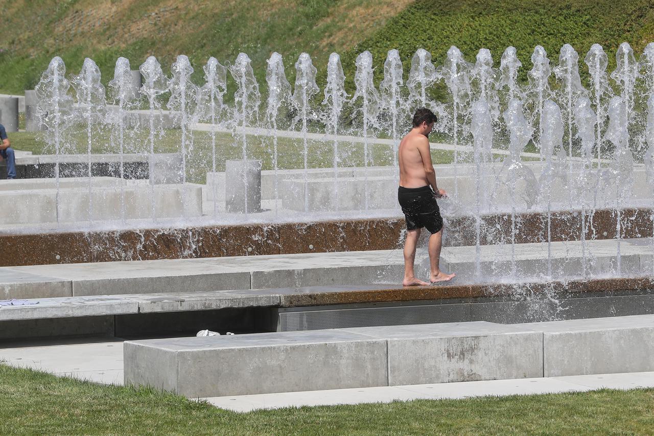Zagreb: Malobrojni građani osvježenje pronašli na fontanama