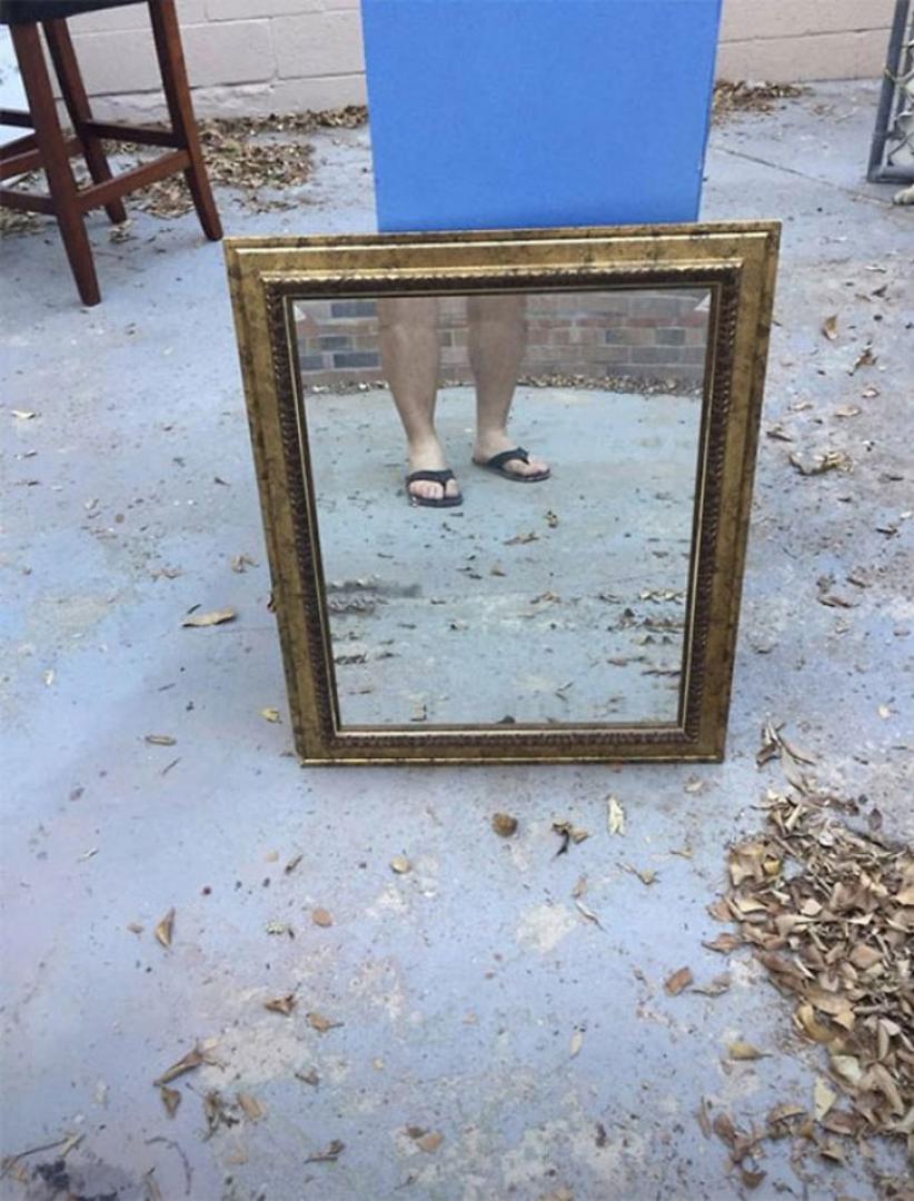 Korisnici društvenih mreža oduševljeni su fotografijama ljudi koji prodaju ogledala. Jer, realno, kako to može ispasti nego – smiješno?