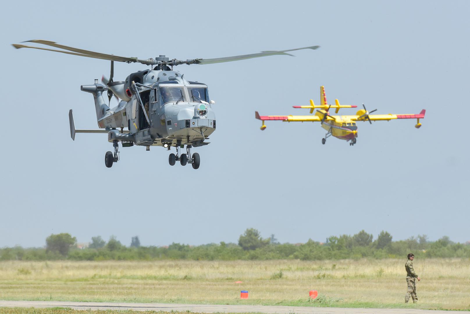 Britanske zračne snage stigle su u Zemunik s helikopterima CH-17 Chinook, AH-64 Apache i AW-159 Wildcat, a francuske zračne snage predstavljaju helikopteri NH 90 Caiman te EC-665 Tiger.