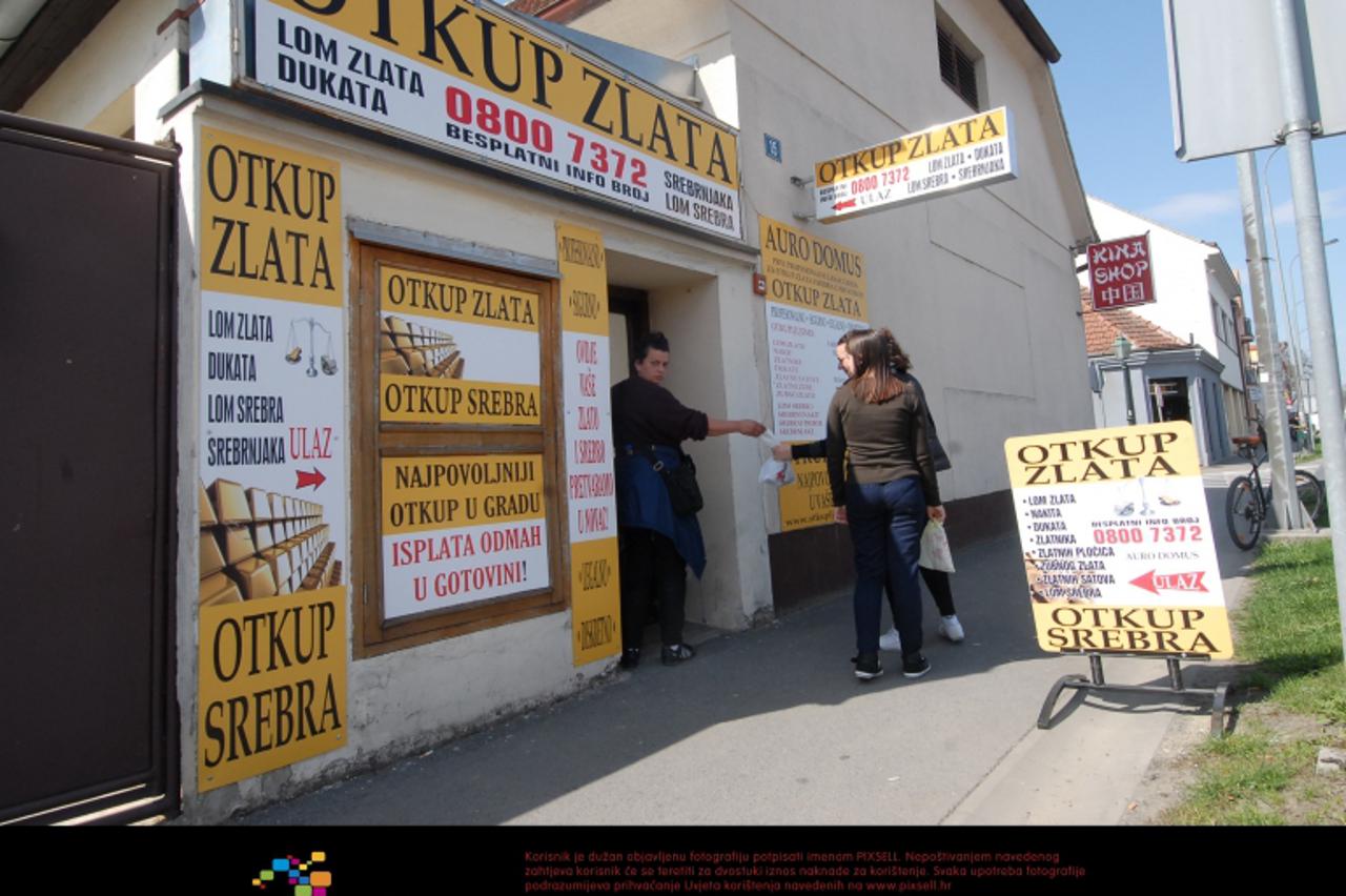 '04.04.2012., Bjelovar, - Nepoznati pocinitelj jucer u popodnevnim satima opljackao je ured za otkup zlata i srebra na adresi Setaliste Ivse Lebovica 15. Nakon danasnjeg ocevida policija je krenula u 