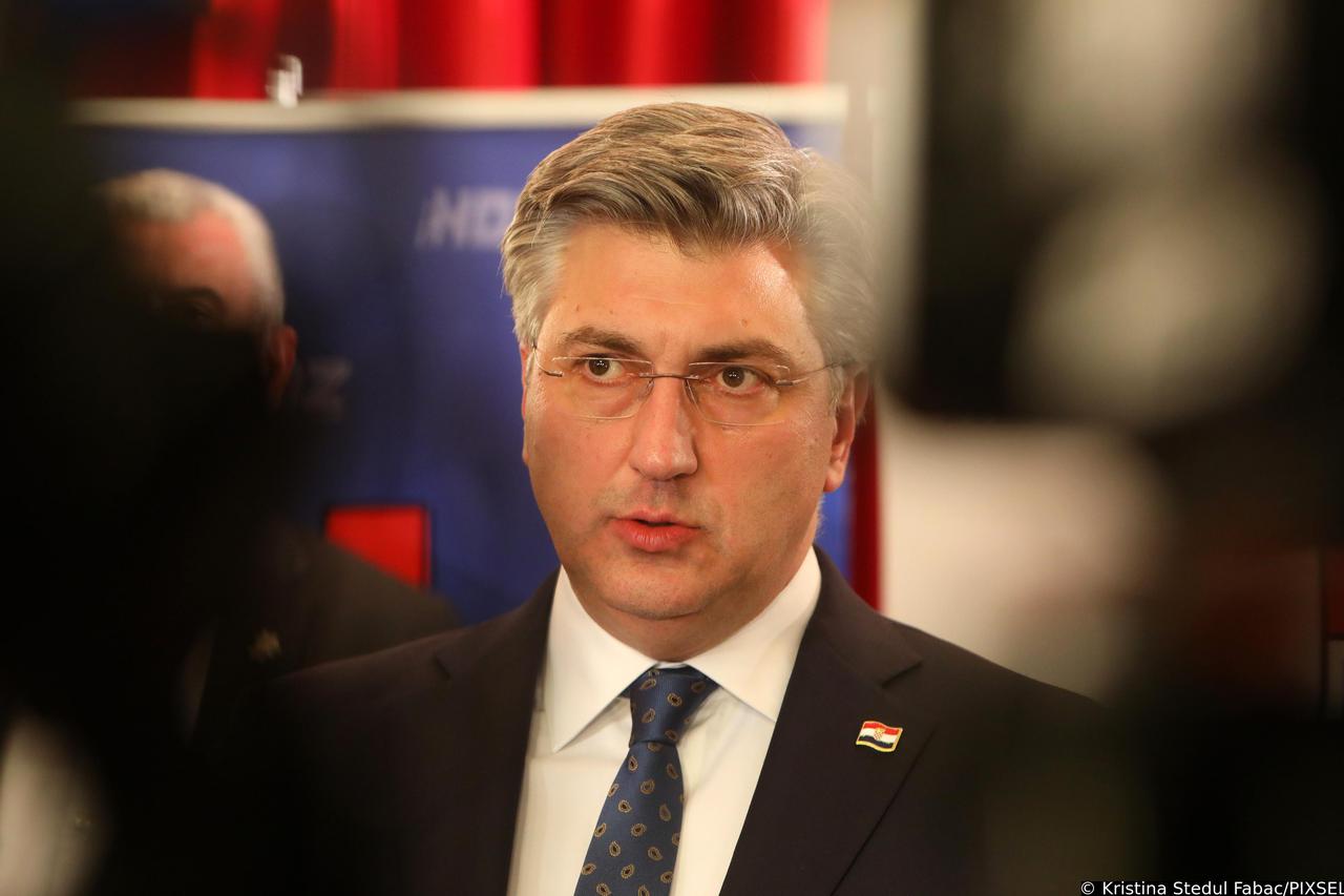 Plenković se obratio medijima nakon sjednice Predsjedništva i Nacionalnog vijeća HDZ-a u Karlovcu