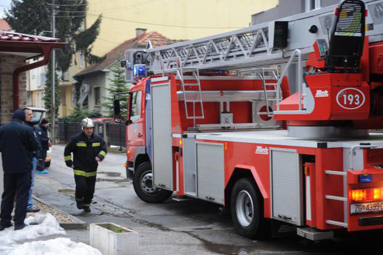 Bačena bomba u dvorište obiteljske kuće u Zagrebu (1)