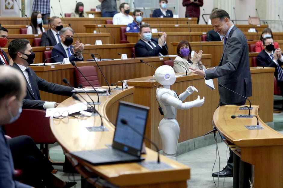 Jandroković na pčetku konferencije u Saboru pozdravio robota