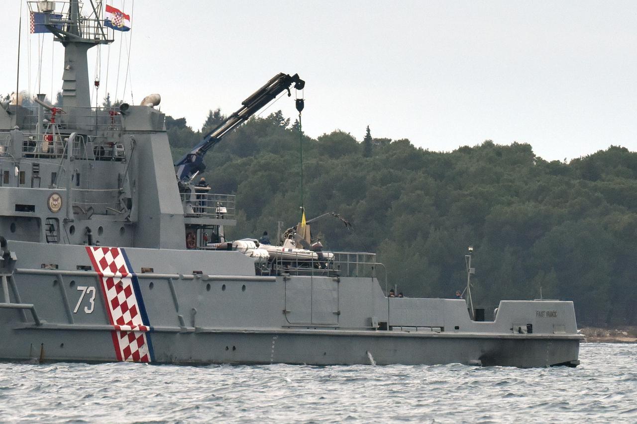 Zablaće: Brod ratne mornarice izvukao dijelove helikoptera iz mora