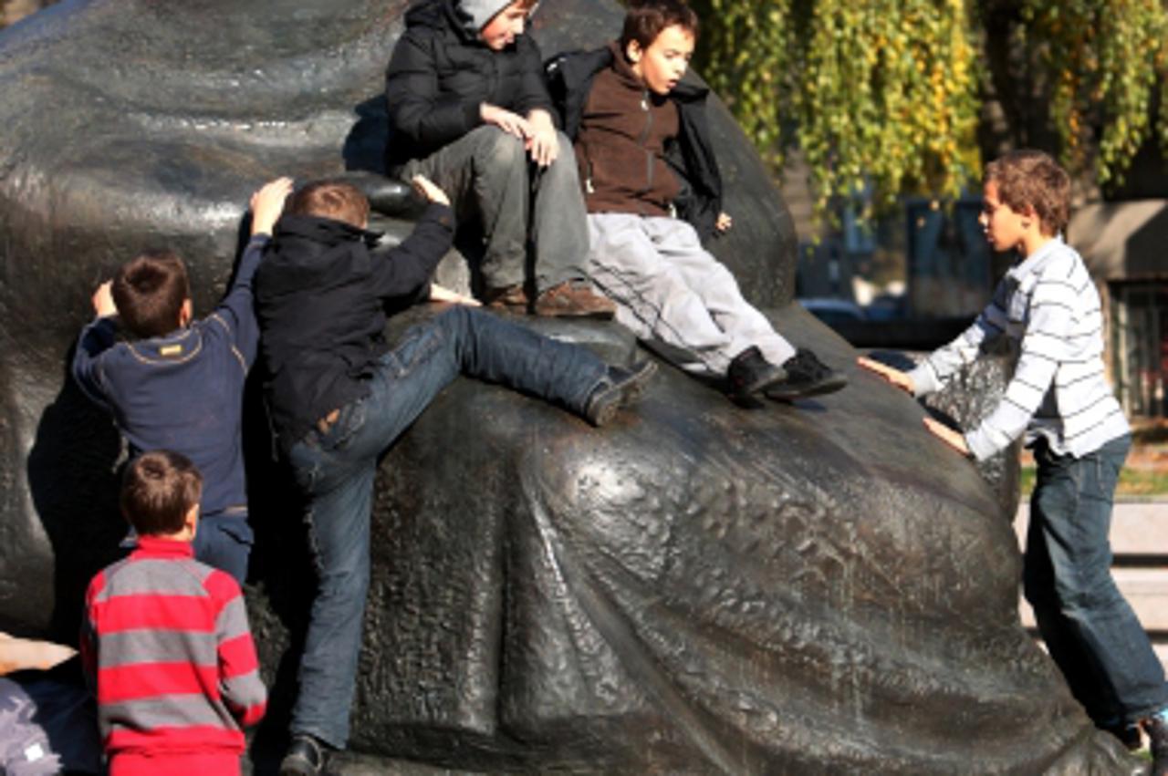 '12.11.2009., Zagreb, Hrvatska - Djeca se penju po spomeniku Marku Marilicu. Nakon penjanja spustaju se po spomeniku dolje, kao po toboganu. Photo: Zeljko Lukunic/PIXSELL'