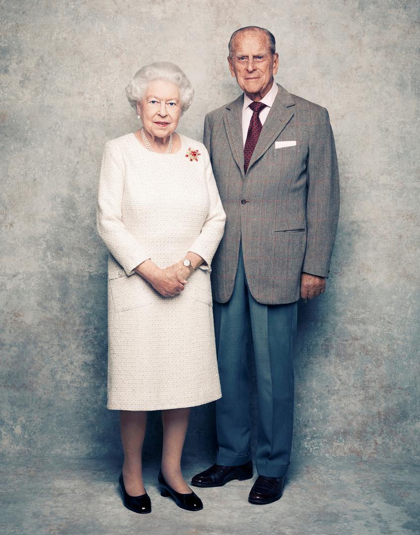 Britanska kraljica Elizabeta i princ Phillip obilježili su jučer 70 godina braka. Iako je diljem Londona i ostalih gradova organiziran niz neformalnih proslava i iako je kraljevska kovnica novca izdala komemorativne marke i novčiće, platinasta obljetnica braka službeno nije proslavljena u javnosti. 
