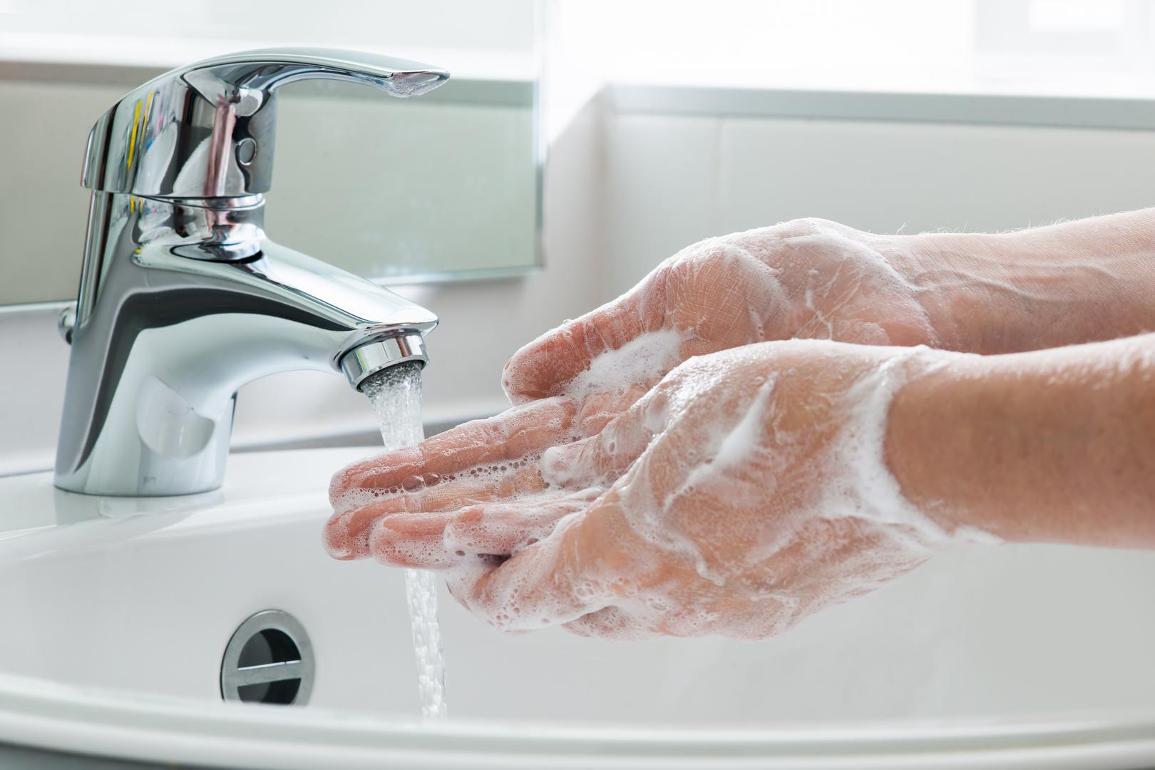 Često peru ruke - Najčešće zaraze dolaze preko ruku. često perite ruke, posebice prije jela i suzdržite se od diranja lica, posebice usta, s nečistim rukama. 