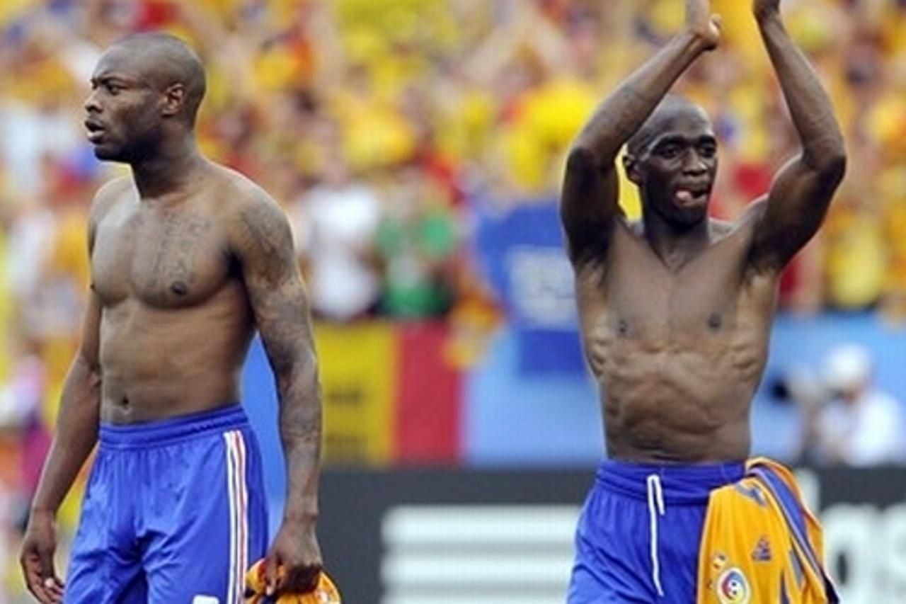 'French defender William Gallas (L) and French midfielder Claude Makelele salute supporters after their Euro 2008 Championships Group C football match France vs. Romania on June 9, 2008 at Letzigrund 
