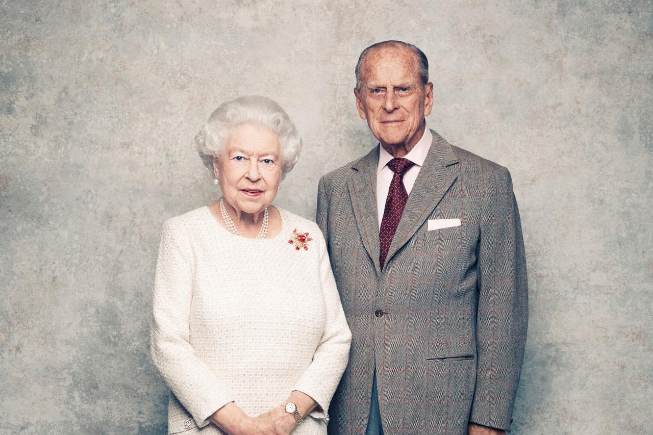 Kraljica Elizabeta i princ Philip pozirali su ubijeloj blagavaonici dvorca Windsor povodom platinastog pira