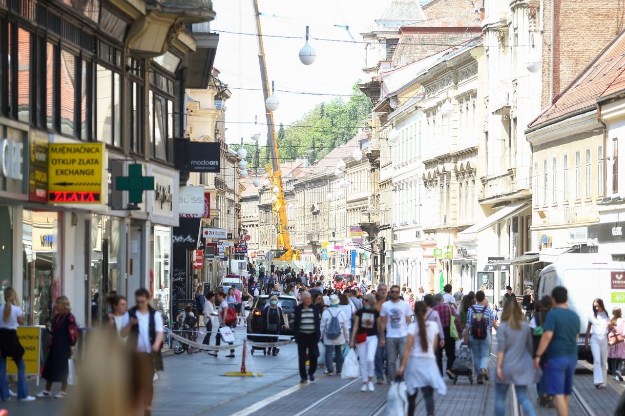 Zagreb: Na subotnjoj špici prilično je živo, kafići se pripremaju za otvaranje