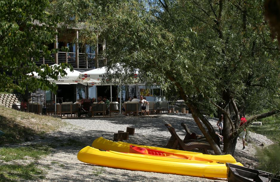 Kamp Zagreb na jezeru Rakitje udaljen je od centra grada 15 kilometara