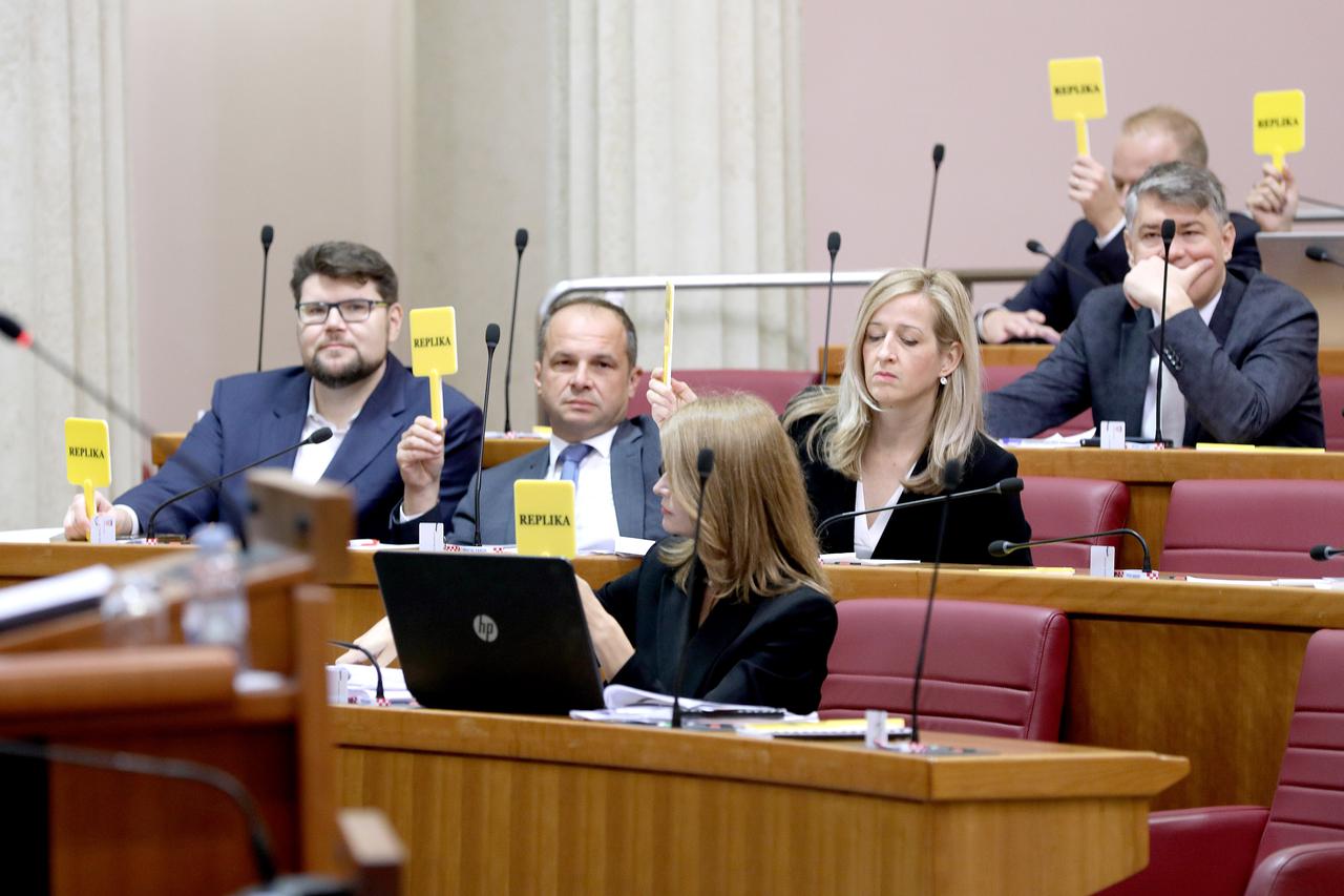Zagreb: Replikom na repliku, sabornica u znaku žutih plo?ica