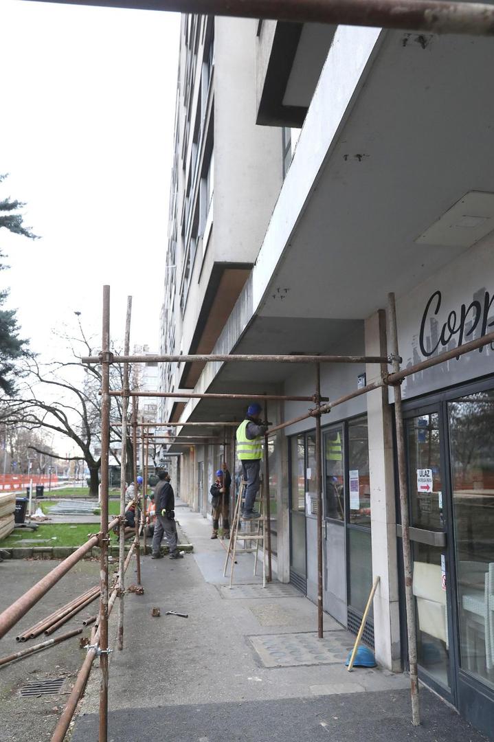21.1.2021, Zagreb - Po odluci gradonacelnika Bandica danas je postavljanjem skela pocela sanacija zagrade u Vukovarskoj 52 koja je ostecena u potresu. Ostecena nadstresnica ce biti izrezana i uklonjena.
Photo: Patrik Macek/PIXSELL