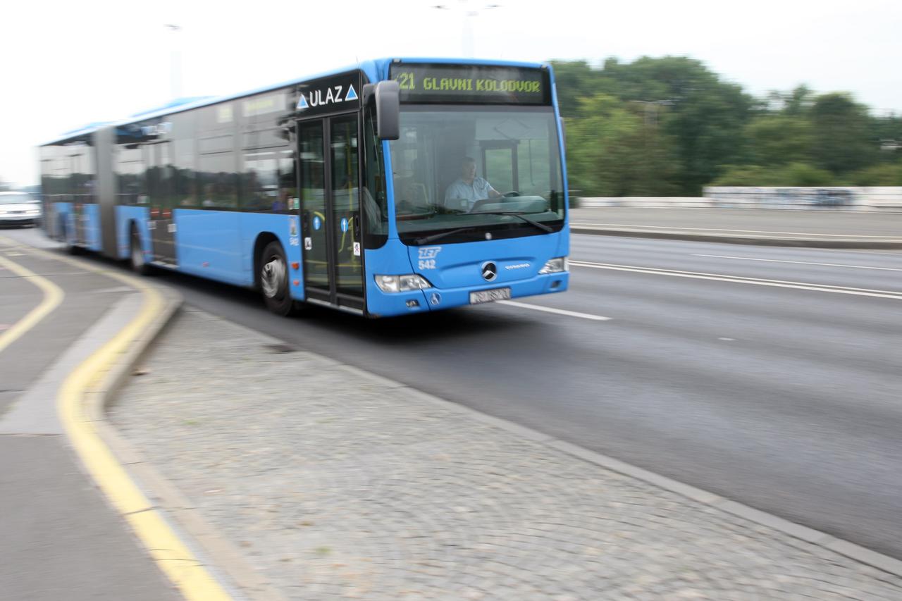 22.08.2009., Zagreb - ZET-ov autobus prolazi Mostom slobode.  Photo: Goran Jakus/24sat