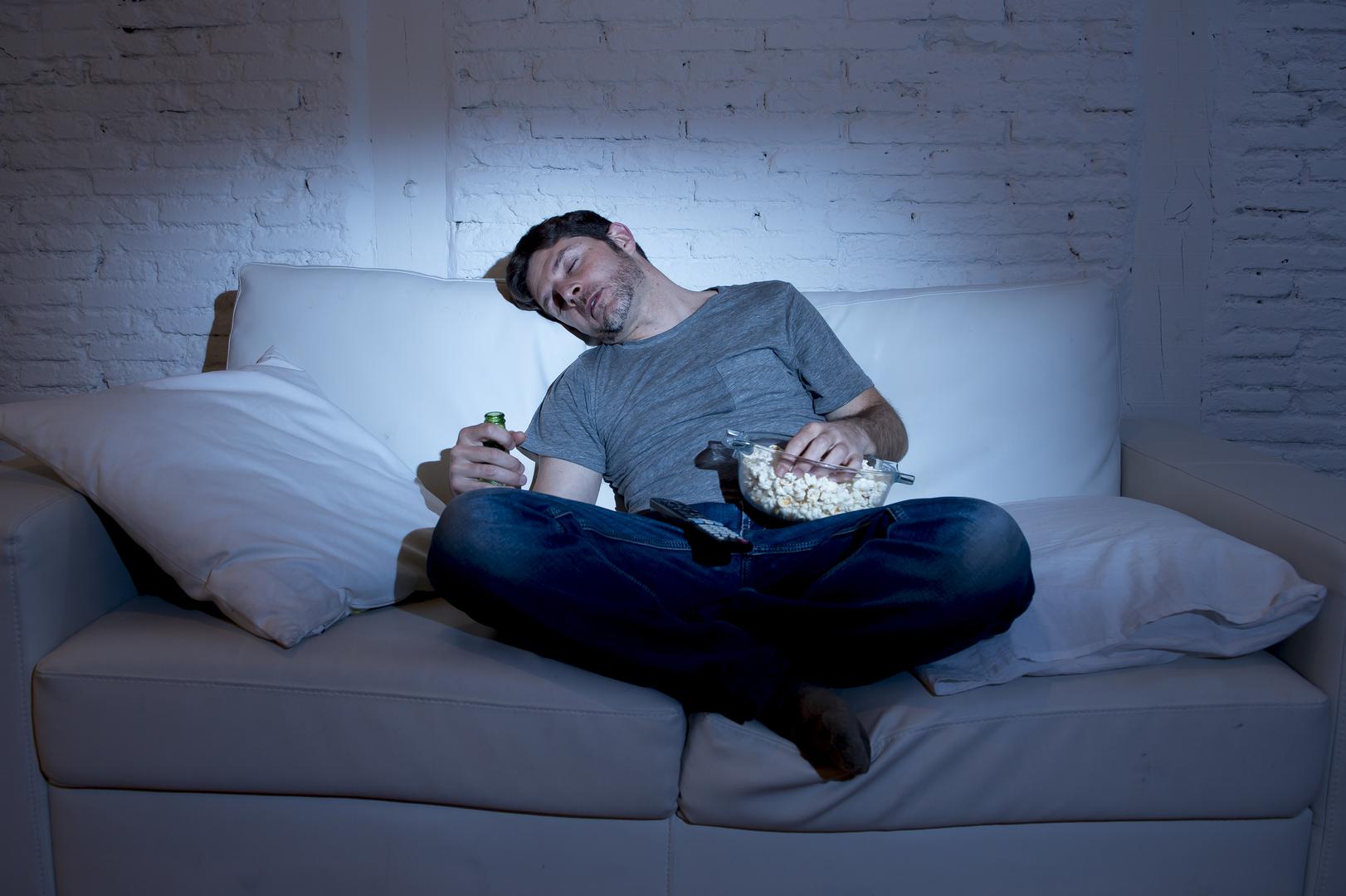 8. Gledanje televizije prije spavanja opušta: I televizor i računalo emitiraju svijetlo plavo svjetlo koje utječe na oslobađanje hormona sna melatonina pa je samim time potrebno više vremena za zaspati.