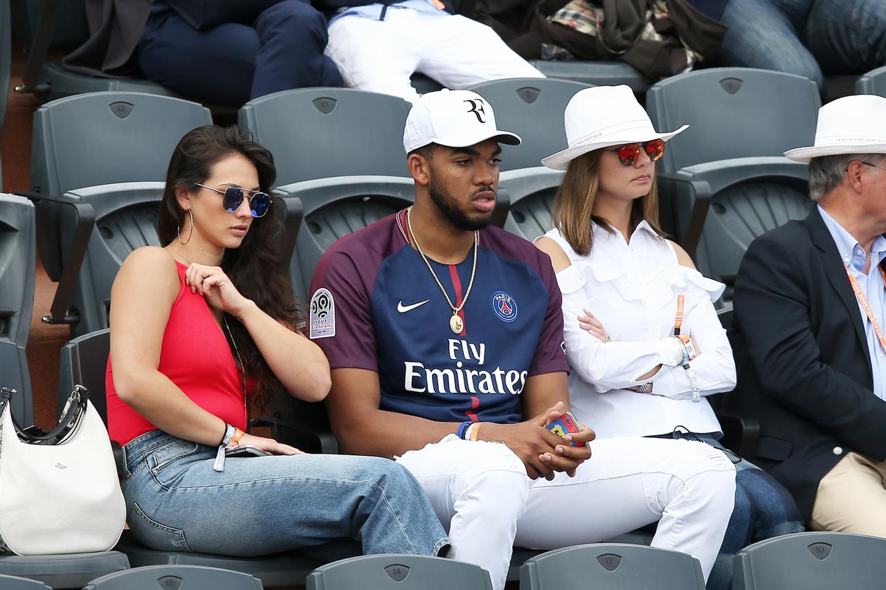 People dans les tribunes des internationaux de tennis de Roland Garros à Paris