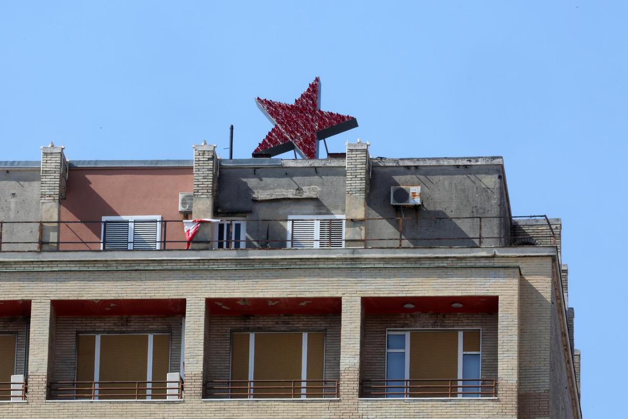 Rijeka: Umjetnik Nemanja Cvijanović postavio zvijezdu petokraku na riječki neboder