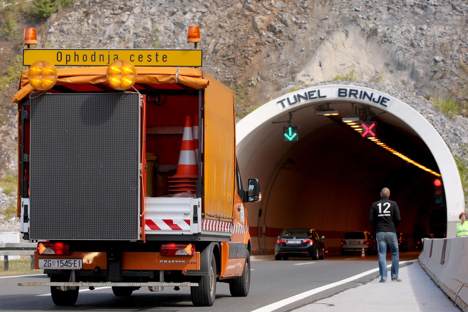 9. Tunel Brinje 1.560 metara: Tunel Brinje, dio autoceste A1 između Male Kapele i Žute Lokve, u prometu je od 2004. godine. Sastoji se od dvije tunelske cijevi dužine 1542 i 1540 metara, s dopuštenom brzinom od 100 km/h. Također, 2007. godine je prepoznat kao najsigurniji tunel u Europi tijekom testiranja Euro TAP-a.