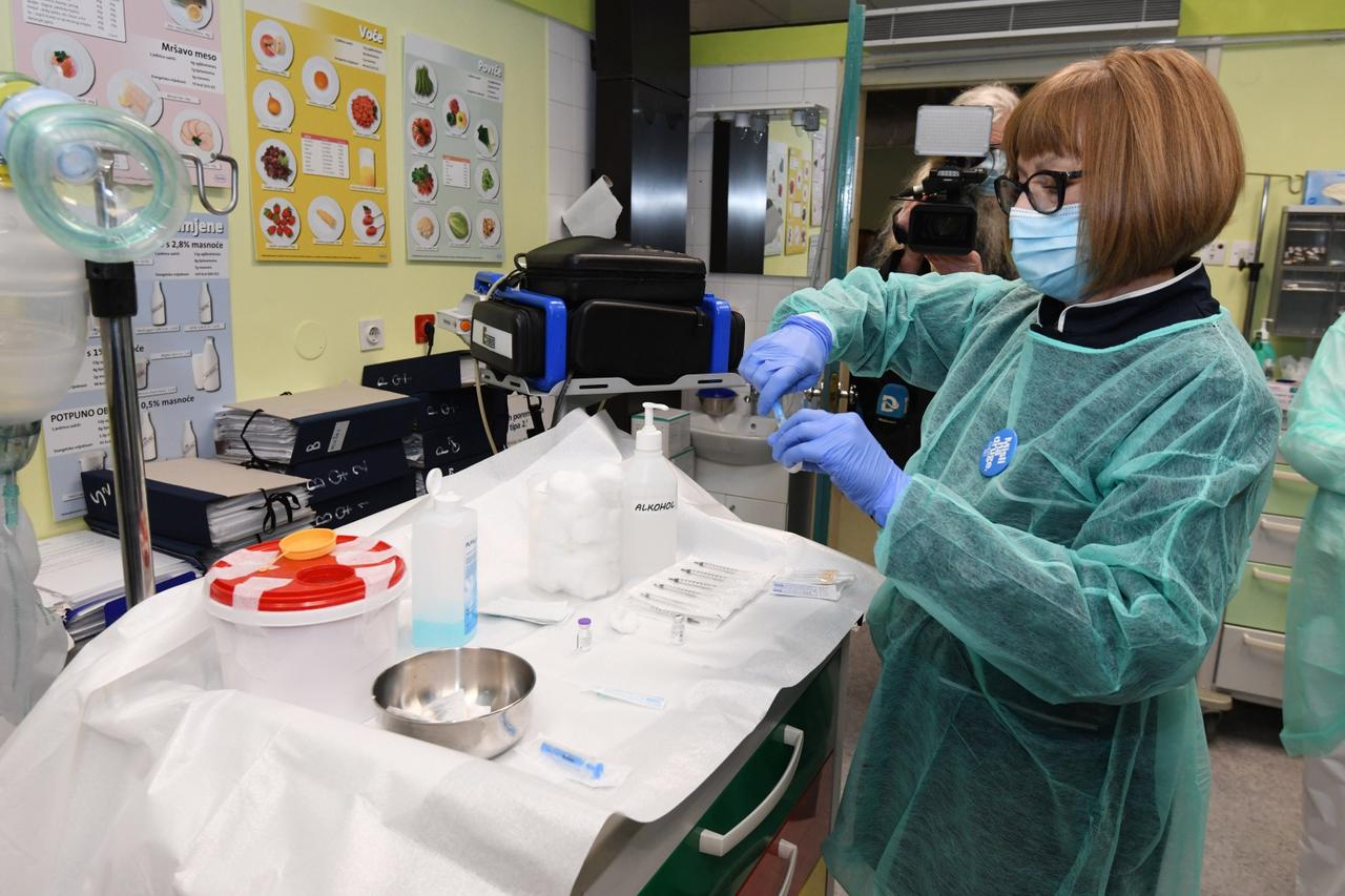 U Šibenskoj Općoj bolnici započelo je cijepljenje protiv koronavirusa