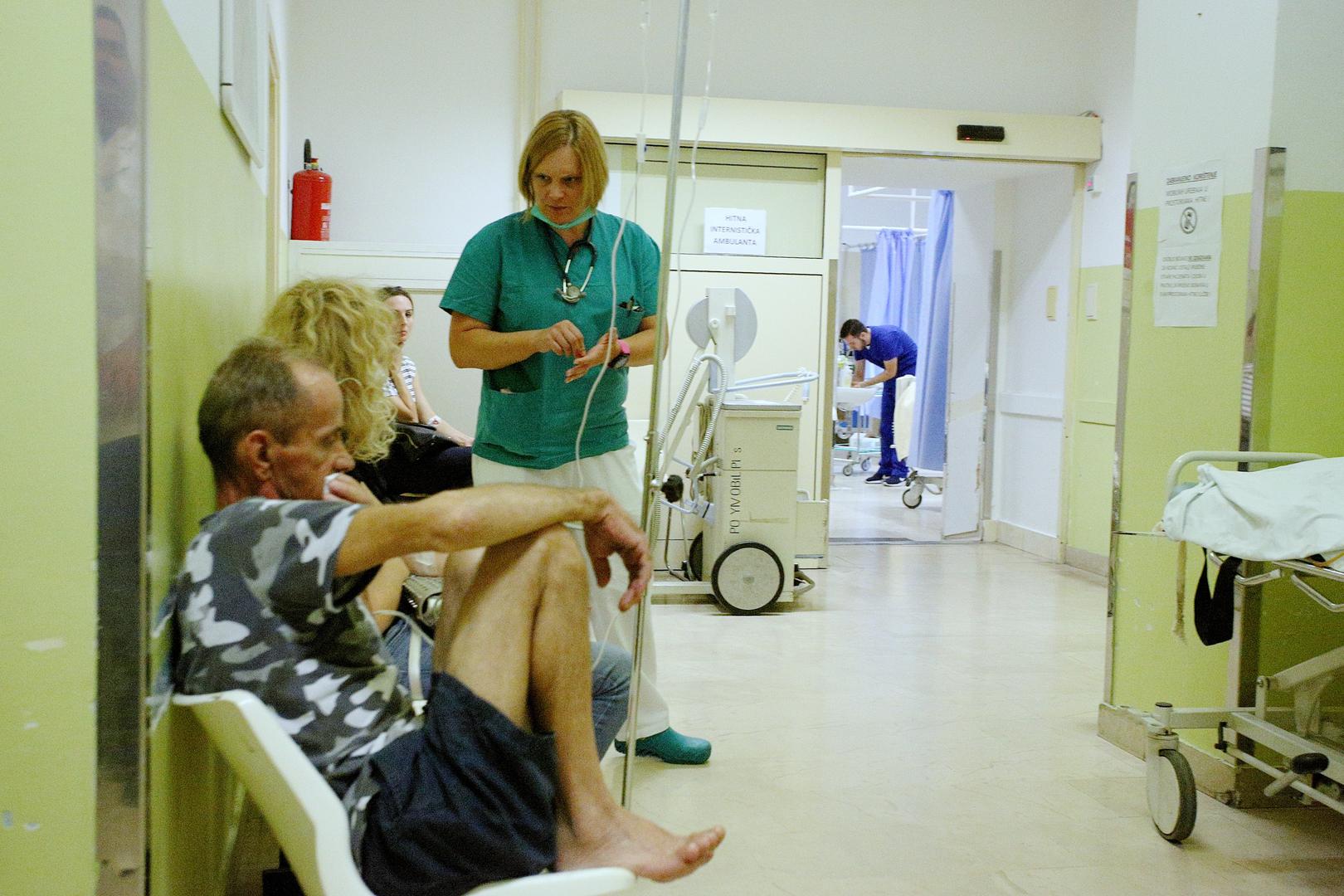 Dr. Kristina Trnjak, specijalistica hitne medicine, u čekaonici hitne u Vinogradskoj s pacijentima koji primaju infuziju