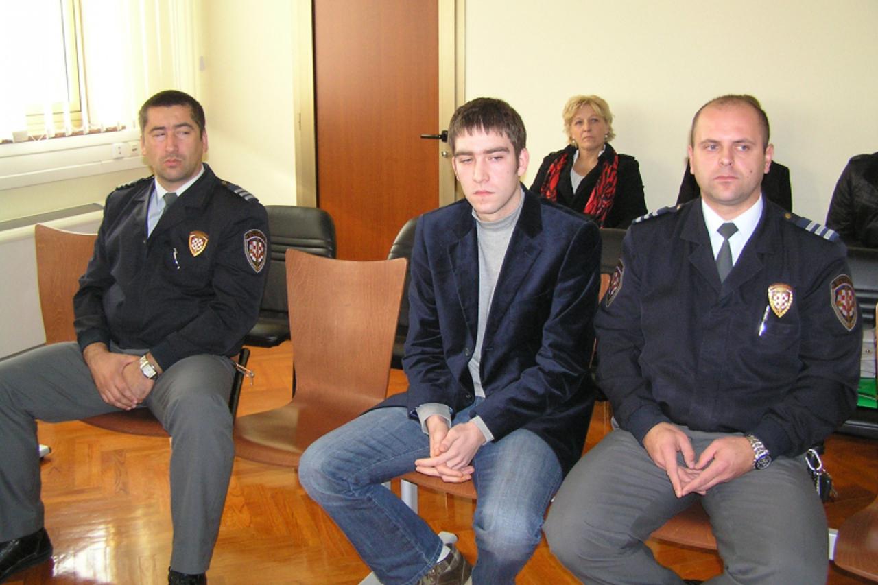 'zagorje - 11. 11. 2011.,Zlatar, Hrvatska - Teo Kastelan na sudenju za ubojstvo i pokusaj ubojstva pri Stalnoj sluzbi zlatar zagrebackog Zupanijskog suda'