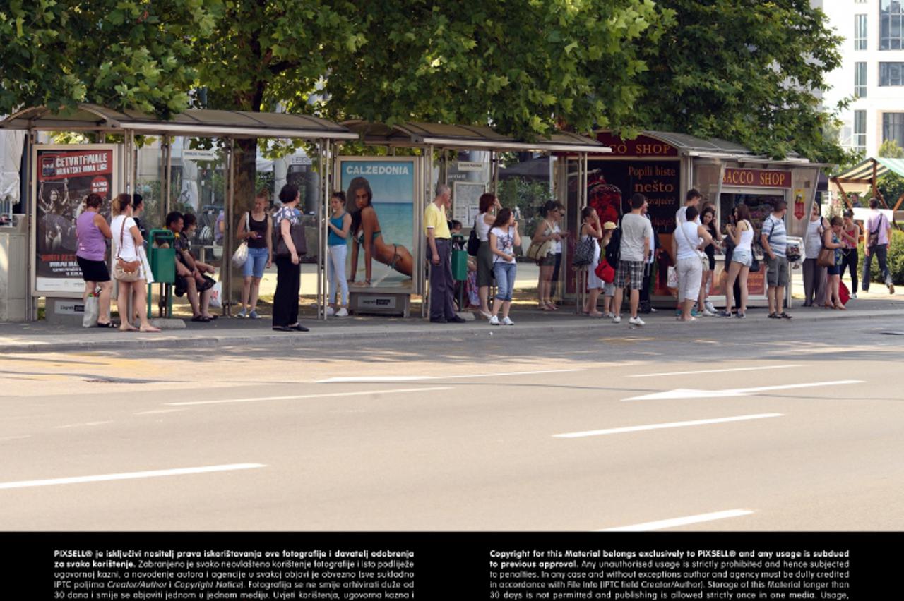 '20.06.2013., Zagreb - Putnici cekaju autobus na autobusnom stajalistu ZET-a kod trgovackog centra Avenue Mall. Photo: Davor Puklavec/PIXSELL'