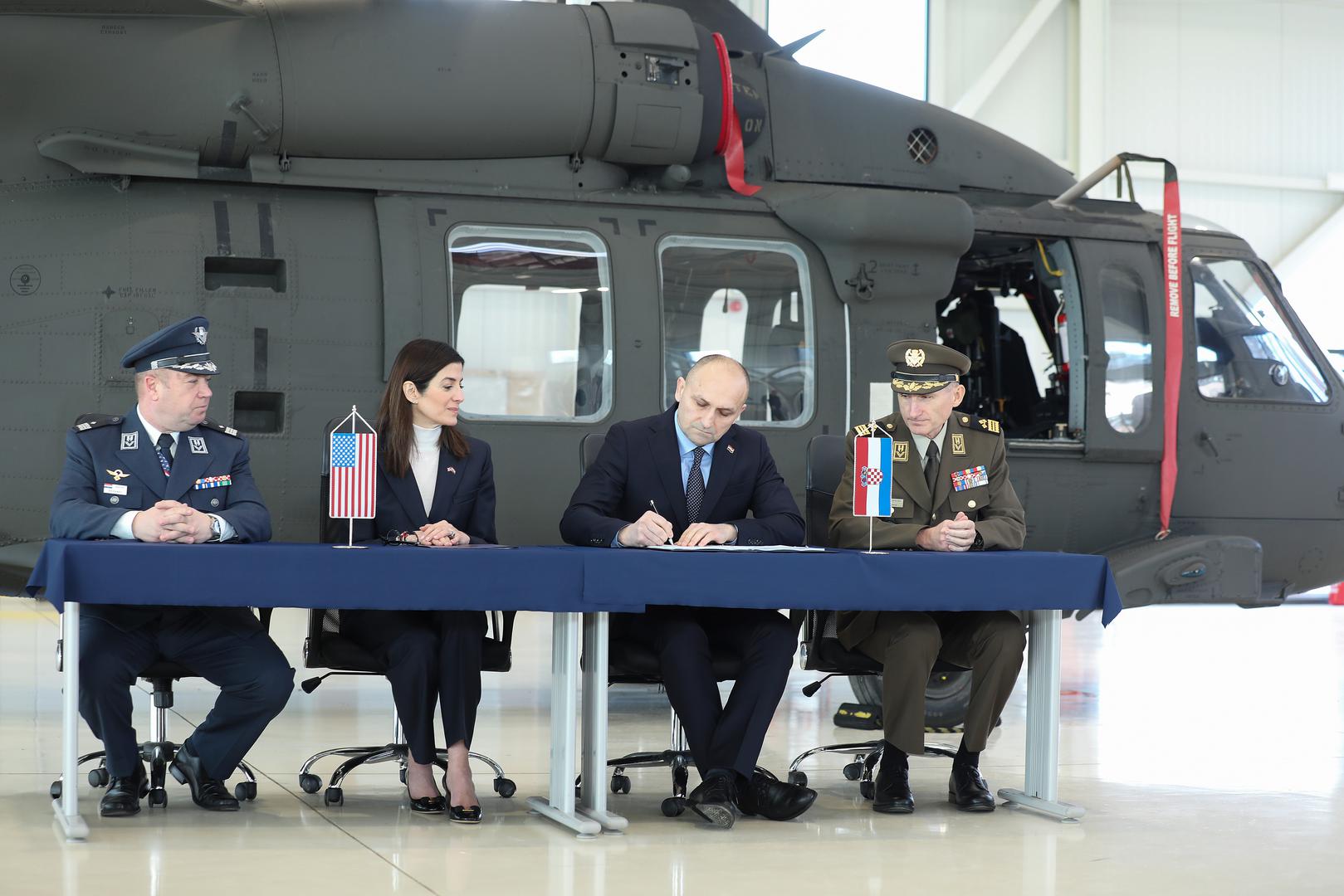 Nabava osam zrakoplova UH-60M Black Hawk predstavlja velik i bitan trenutak za Oružane snage RH i Hrvatsku, kazao je hrvatski ministar obrane Ivan Anušić u vojarni Lučko prilikom potpisivanja ugovora sa SAD-om o njihovoj kupnji.