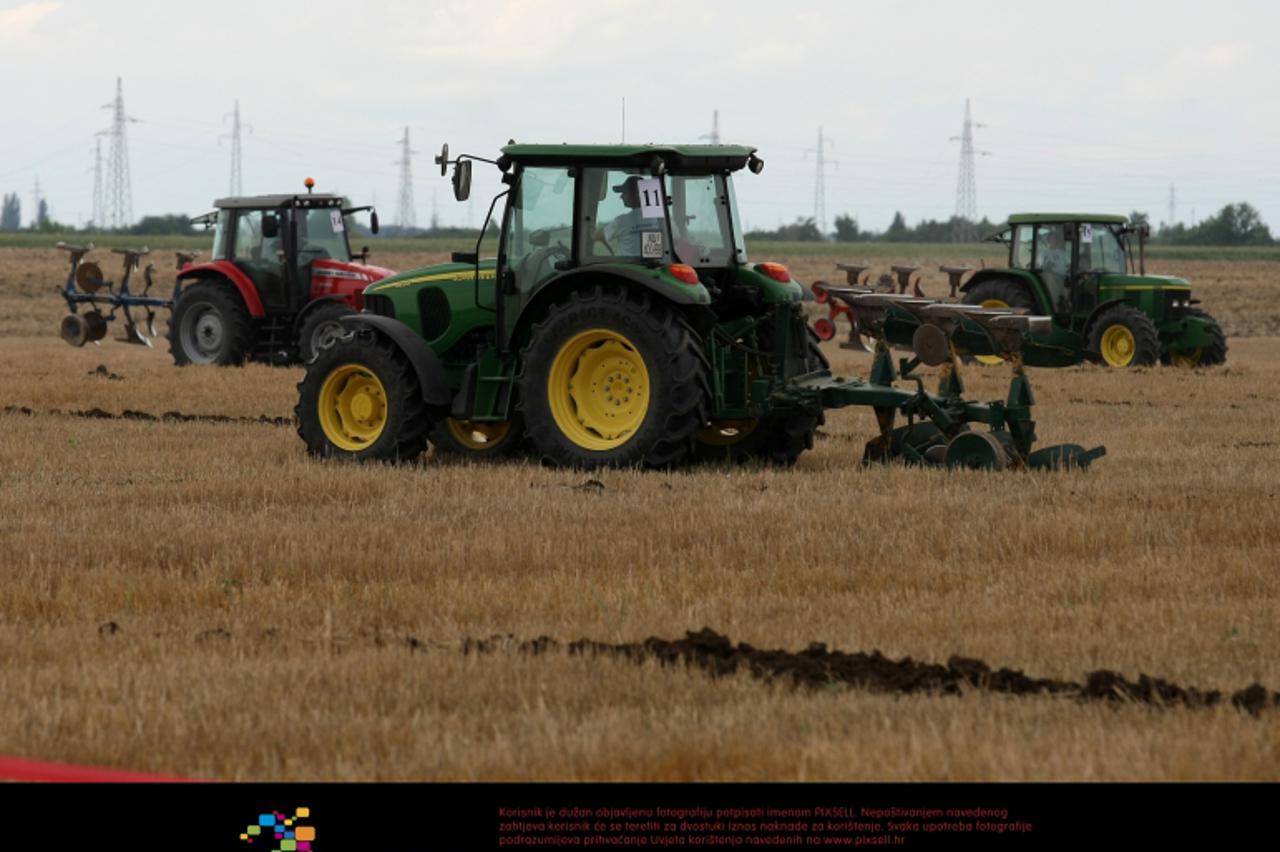 '23.07.2011,Osijek - Deveto natjecanje traktorista oraca Osjecko baranjske zupanije na poljima kod poljoprivrednog instituta.  Photo: Davor Javorovic/PIXSELL'