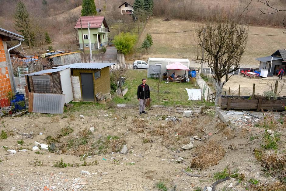 Damir Metelko na parceli gdje će se graditi prva zamjenska kuća nakon zagrebačkog potresa