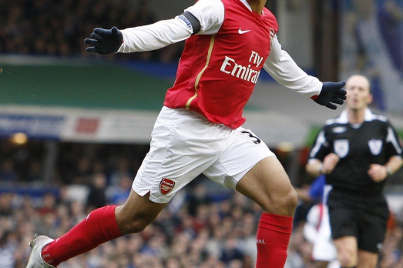 'Arsenal\'s Theo Walcott celebrates his second goal against Birmingham City during their English Premier League soccer match at St Andrews in Birmingham, central England February 23, 2008.   REUTERS/D