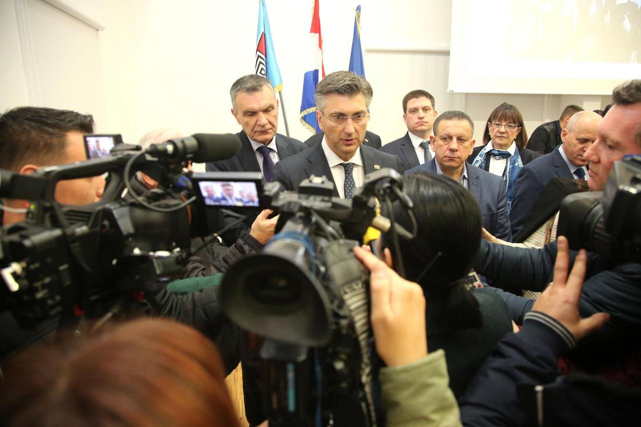 Andrej Plenković zajedno s timom "Odvažno za Hrvatsku" posjetio Knin i družio se sa stranačkim kolegama