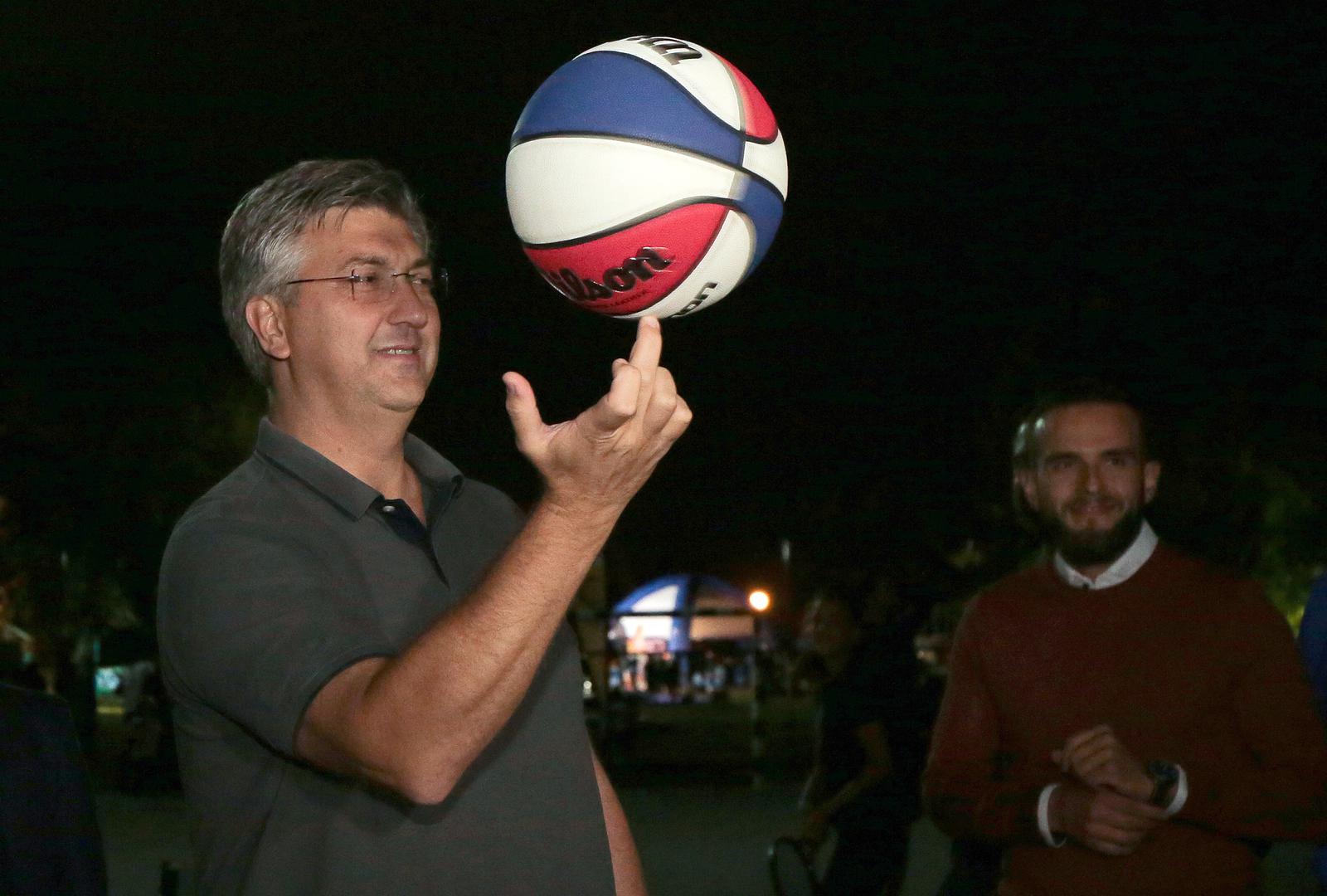 Premijer Andrej Plenković sinoć se na svečanom otvorenju Europskog tjedna sporta na zagrebačkom Jarunu pojavio u opuštenom izdanju, a onda je i pokazao svoje košarkaške vještine.