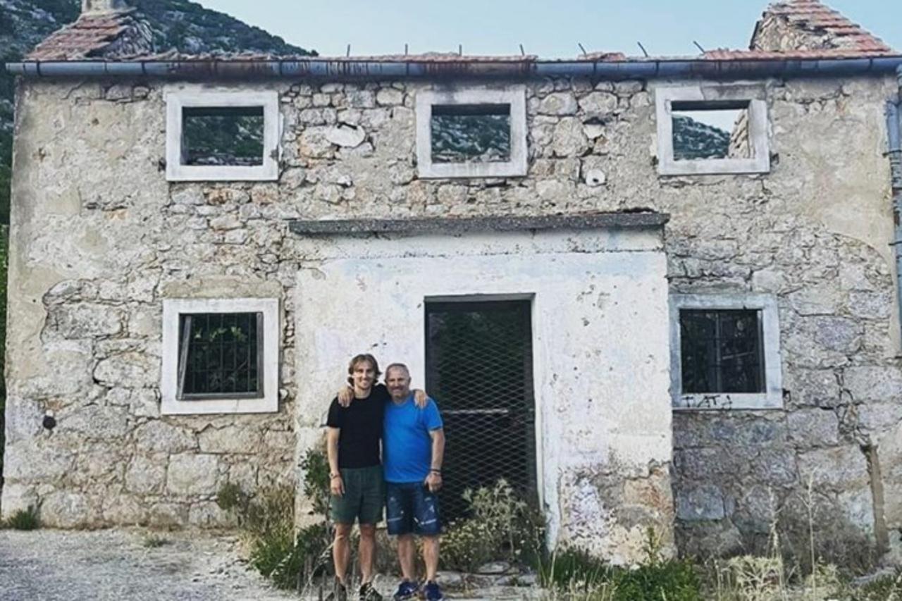 Luka Modrić ispred spaljene djedove kuće